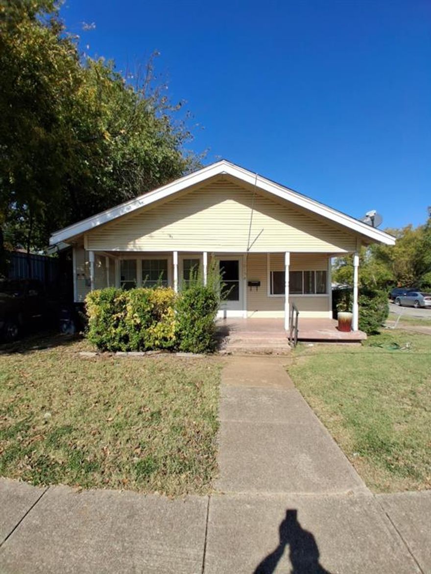 Duplex ready for new owner. 1 bed 1 bath on each side and both units are leased for $750. Both sides seperatly metered for electricity, gas and water. Agent owned. Buyer to verify schools and measurements.