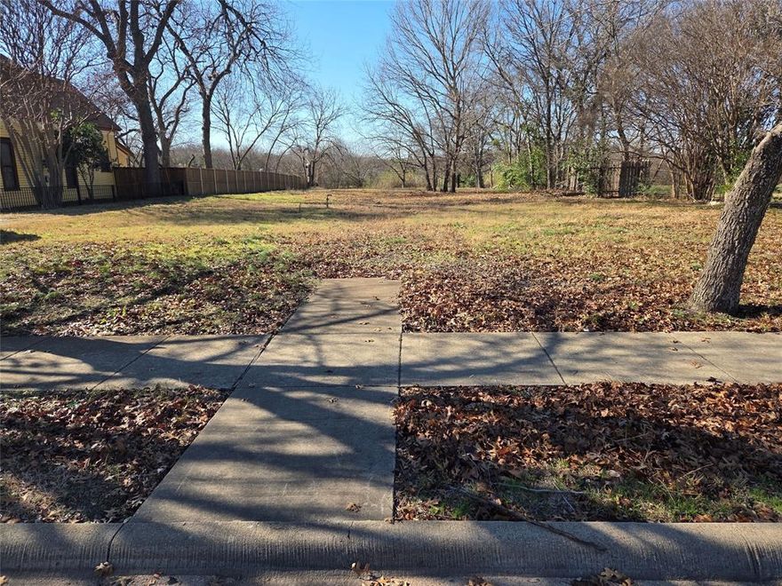 Large Vacant Residential Lot, Located in Lancasters Historic District. This Lot is just under 1 Acre. @ .8987 Acres. This property has options available and currently Unimproved. This property could qualify for Mixed-Use High Density.
There are several Historic Built Prperties on this street. Utilities available at the street.
There is 85 feet of road frontage. And the property is 522 feet deep. This would allow for endless Development potential.