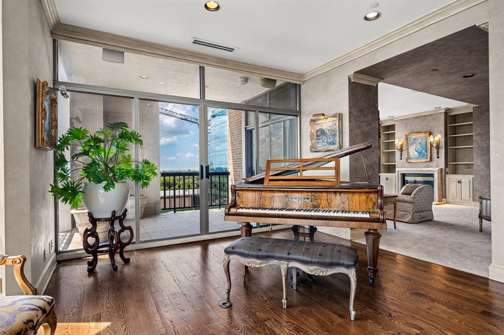 Douglas Condo 8181 - Residential