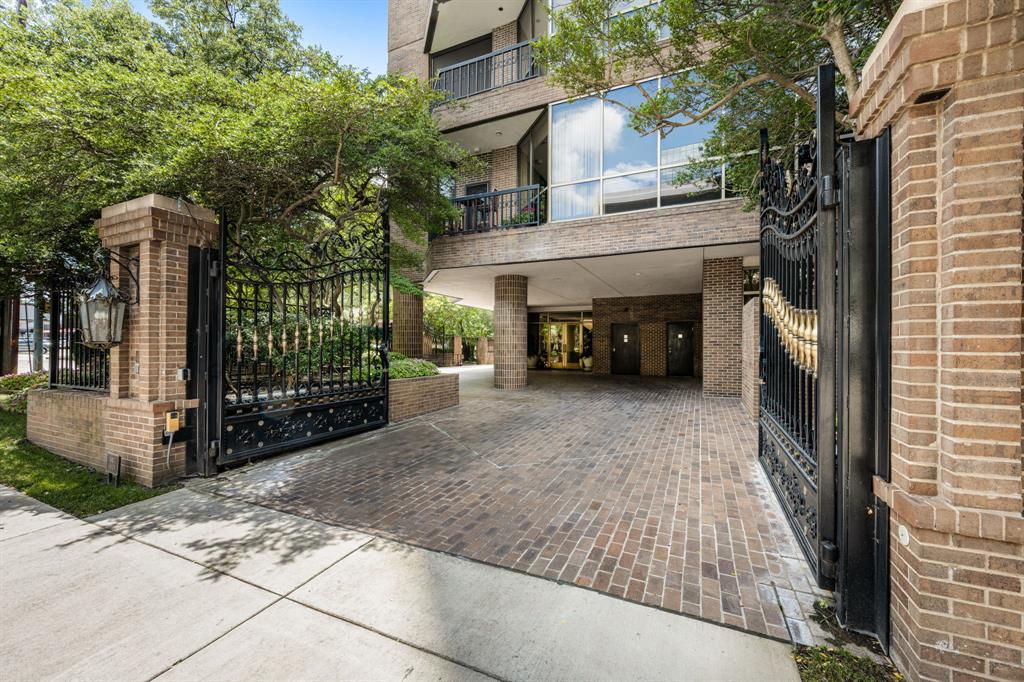 Douglas Condo 8181 - Residential