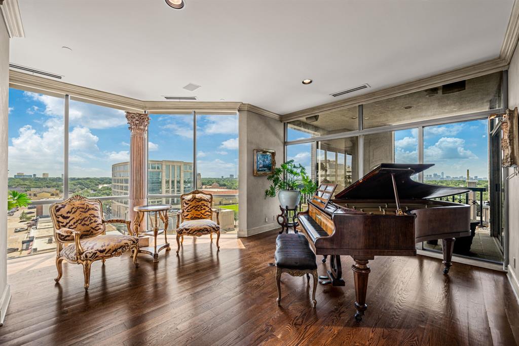 Douglas Condo 8181 - Residential