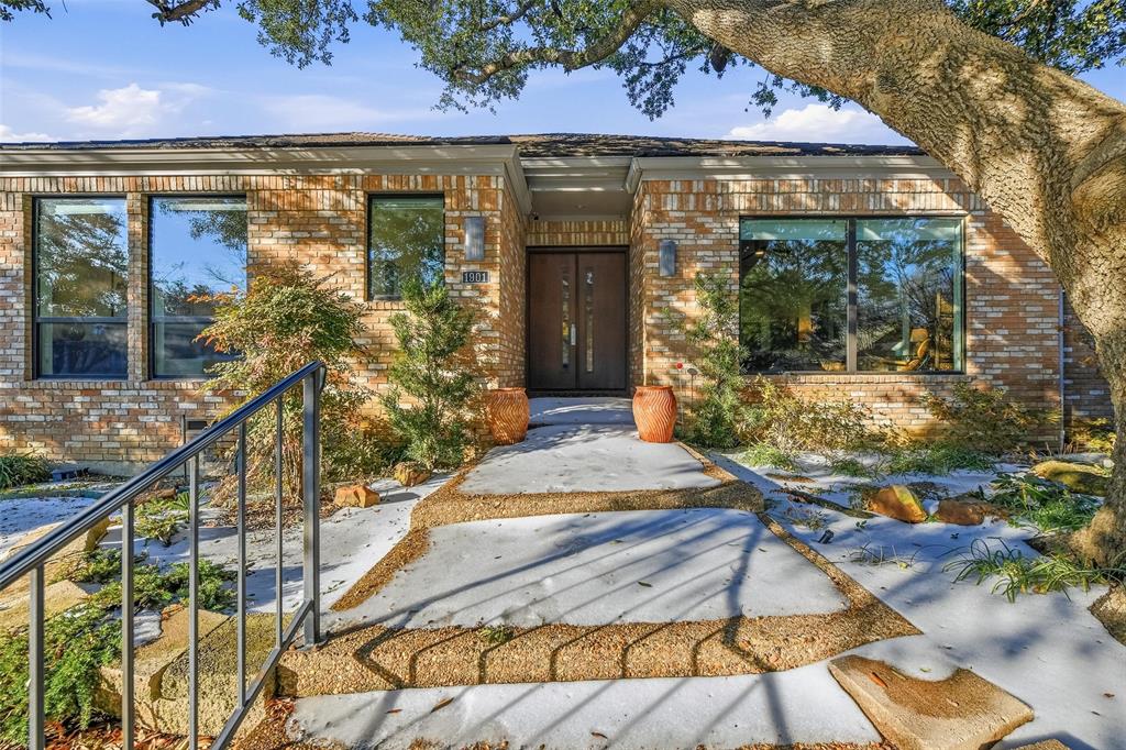 1901 Crockett Circle