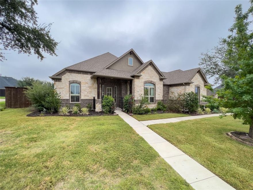 Fantastic Sandlin Custom home in one of Waxahachie's most sought after neighborhoods.  The house consists of 3 bedrooms, 2 bathrooms, 2 dining areas and an office.  With almost 0.4 of an acre, there is plenty of room to add a pool and outdoor kitchen in this large backyard.
