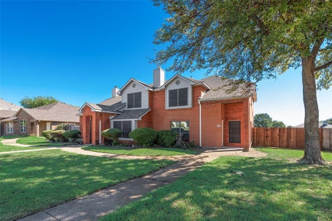 Photo of 914 wentwood Drive, DeSoto, TX 75115 (MLS # 21407943)