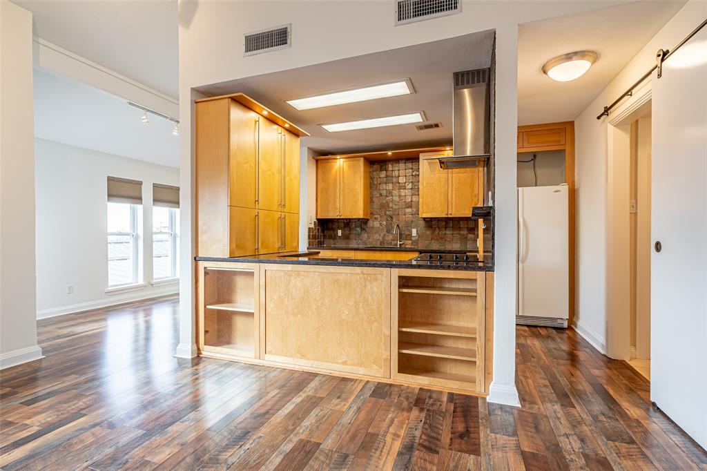 Chart House Condo The - Residential