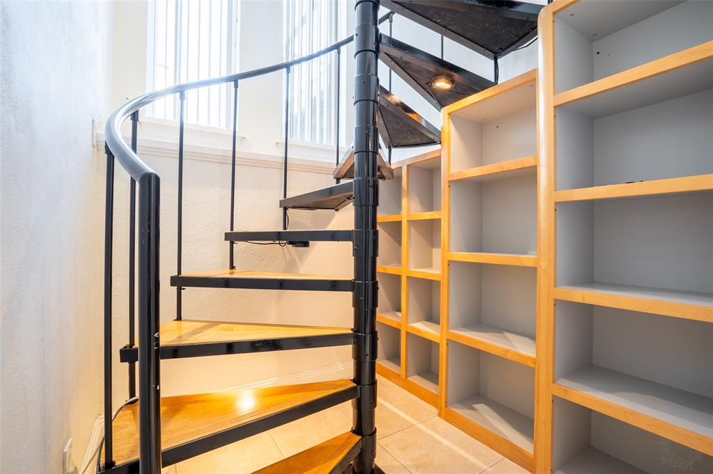 Chart House Condo The - Residential