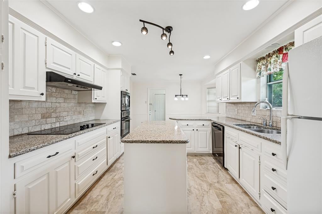 2414 Lakeview Circle