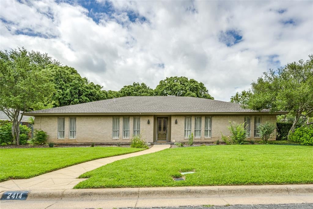 2414 Lakeview Circle