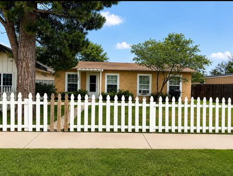 Photo of 306 5th Street, Andrews, TX 79714 (MLS # 21329906)