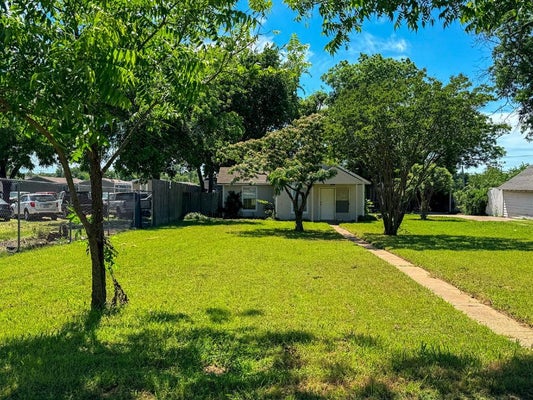 1705 N ROBINSON ST, CLEBURNE, TX 76031 - Image 4aea2476a5d3a2ff0018fde67f5328cf/2096550901