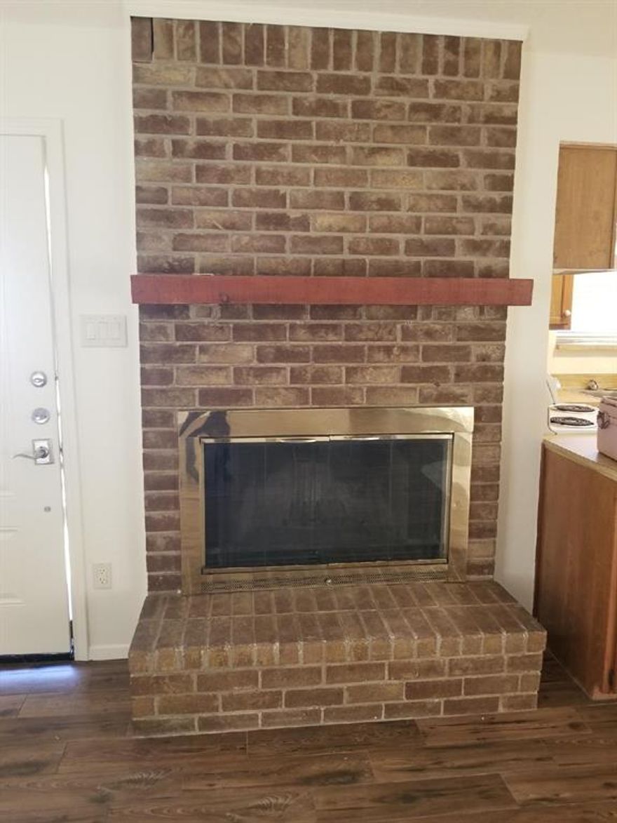 Super cute duplex in a great location, 2 bed 2 bath, new floors, no carpet!
criteria: 600+ credit score, proof of income 3x rent amount, good rental history, good background check