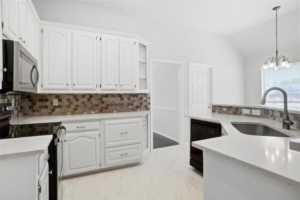 221 BRAZIL DR, HURST, TX 76054 - Image 4b06ca856a72b45c4297fcbcb9cdf62d/1257629459