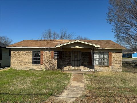 Photo of 1118 E 13th Avenue, Corsicana, TX 75110 (MLS # 21250355)