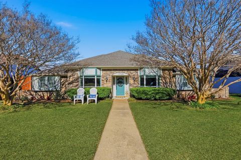 Photo of 1705 Mayflower Drive, Richardson, TX 75081 (MLS # 21153897)