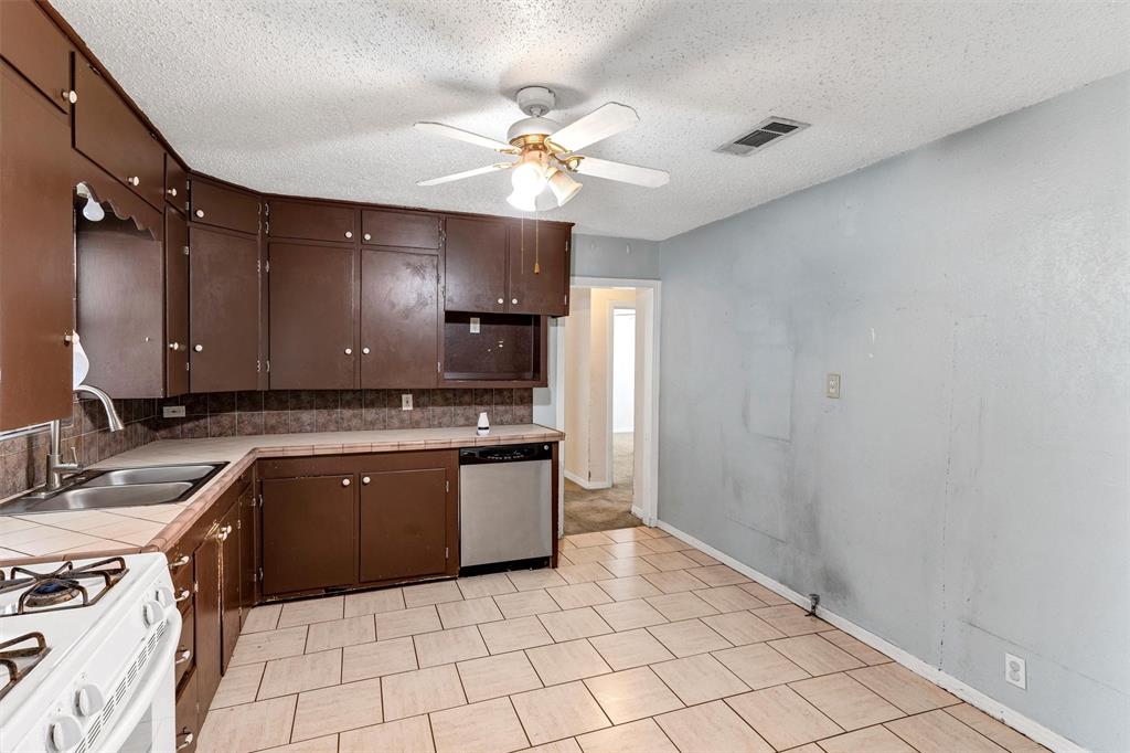 Watauga, Texas 76148, United States, 5 Bedrooms Bedrooms, ,2 BathroomsBathrooms,Residential,Pending,99333