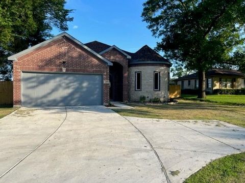 Photo of 1202 Commerce Drive, Greenville, TX 75401 (MLS # 21150361)