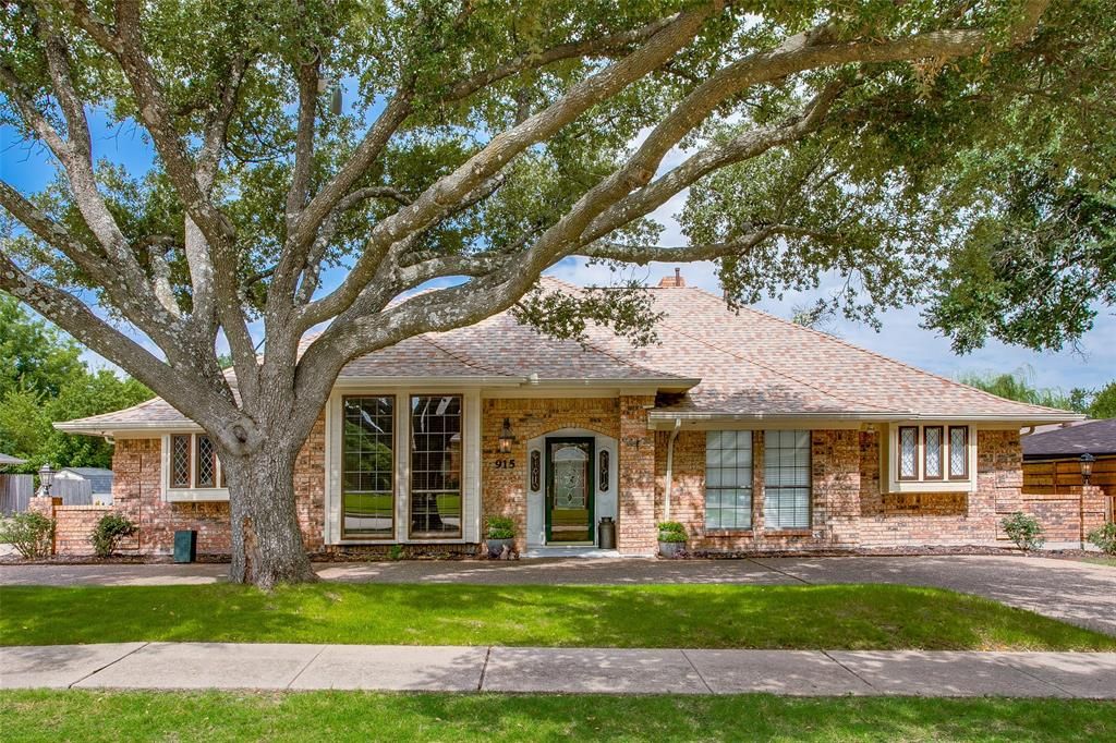 Photo of 915 Tiffany Lane, Mesquite, TX 75149 (MLS # 20994039)