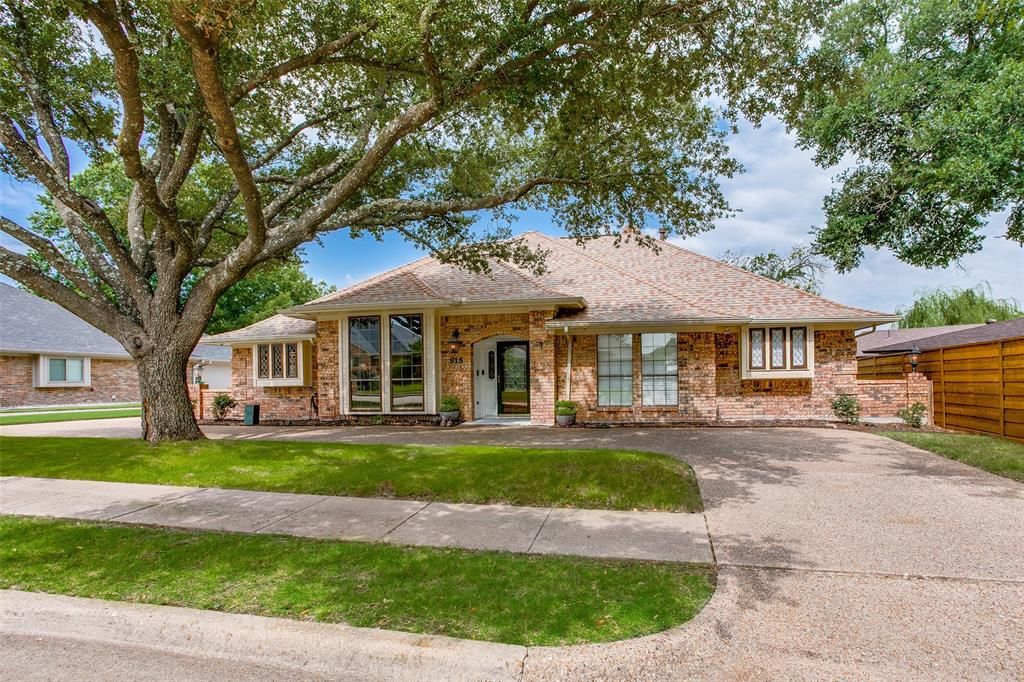 Photo of 915 Tiffany Lane, Mesquite, TX 75149 (MLS # 20994039)