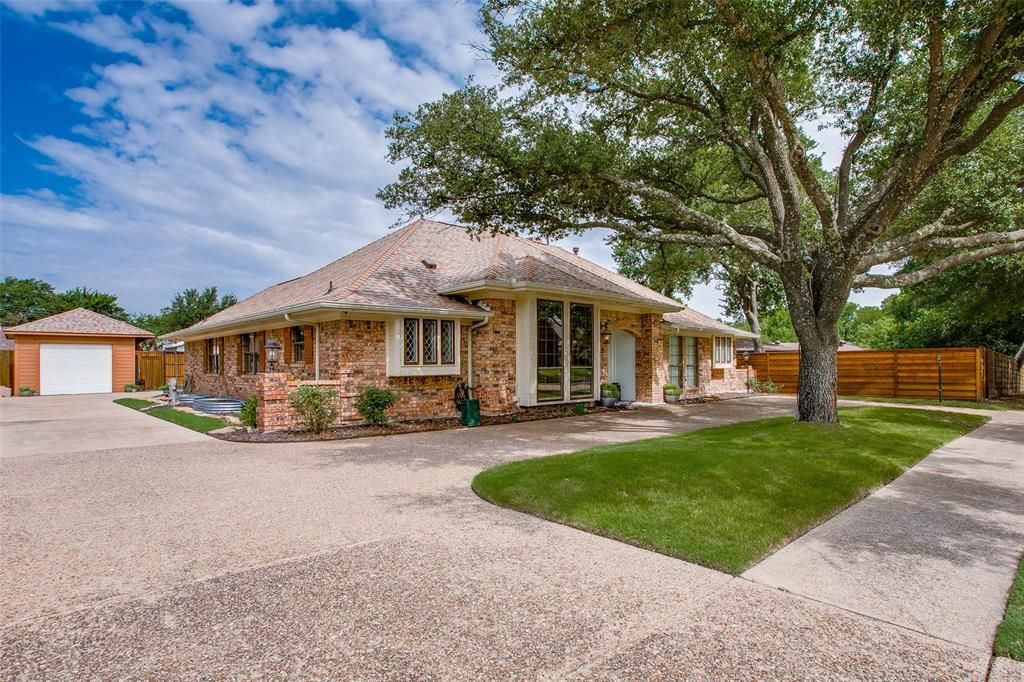 Photo of 915 Tiffany Lane, Mesquite, TX 75149 (MLS # 20994039)