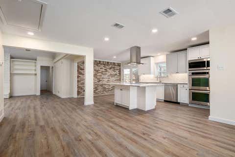 Photo of 10521 Sandpiper Lane, Dallas, TX 75230 (MLS # 21337193)