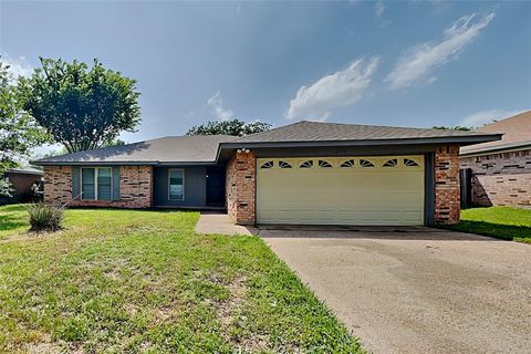 Photo of 6226 Hott Springs Drive, Arlington, TX 76001 (MLS # 21261367)