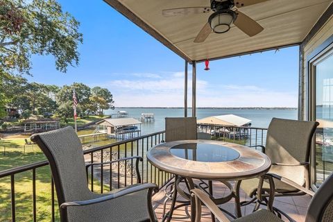 Photo of 160 Peninsula Point Terrace, Mabank, TX 75156 (MLS # 21213510)
