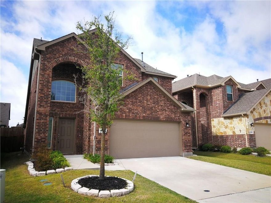 Beautifully constructed 2-story home for rent in the city of McKinney and award-winning Prosper ISD, completed in Jun 2017, with a community pool. Great location at Virginia and Independence, 2 mins to the blooming US-380 corridor, 10 mins to TX-121, PGA HQ & Resort, and Dallas Tollway. 2 LA, fireplace, open floor plan, kitchen opens to dining and family. Granite countertop, stainless steel appliances, 42-inch cabinet, upgraded ceramic tile in entry family, kitchen, dining area, high-efficiency appliances, and AC system, save $$$ on utility bills. Nice size backyard with large concrete patio, great for outdoor living and social entertaining. The home also comes with a side-by-side fridge, and a washer-dryer laundry set.
