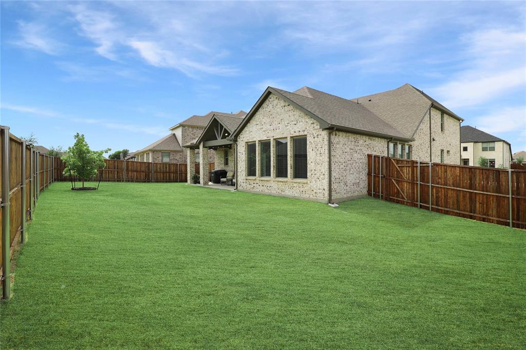 919 Edgehurst Drive