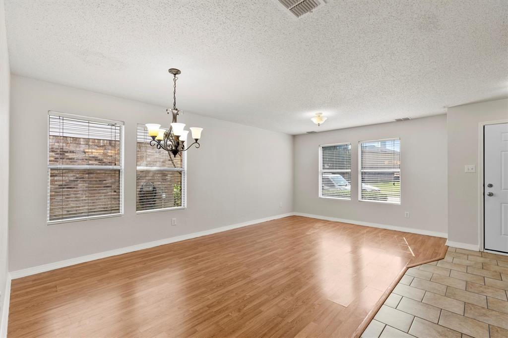 2528 Red Oak Drive