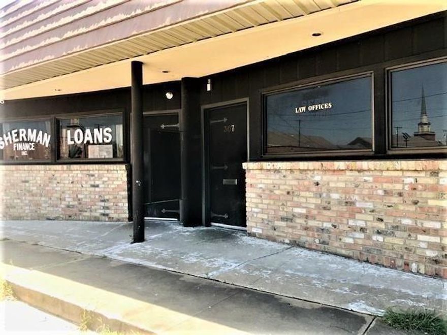 Recently Painted Office Space available near Federal Courthouse and Grayson County Courthouse. Large offices, with free parking in front and across the street.
Former Law office.