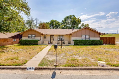 Photo of 102 Roselawn Drive, Weatherford, TX 76086 (MLS # 21402639)