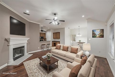 Photo of 813 Claycourt Circle, Fort Worth, TX 76120 (MLS # 21093632)