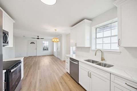 Photo of 302 W Pelton Street, Sherman, TX 75092 (MLS # 21163523)