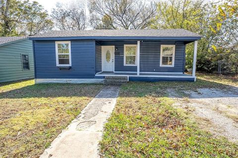 Photo of 208 3rd Street, Whitesboro, TX 76273 (MLS # 21213050)