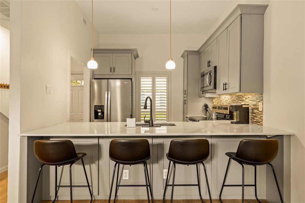 Holland Ave Condo 4015-4025 - Residential
