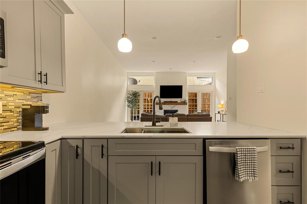 Holland Ave Condo 4015-4025 - Residential