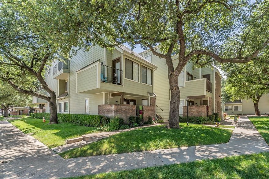 This beautifully updated one-bedroom, one-bathroom condo features fresh paint, durable hard surface flooring, and stainless steel appliances—including a stacked washer and dryer for your convenience.
Located in a secure gated community with a refreshing pool, this unit also includes water, trash, and internet all included in the rent.
Enjoy being just steps away from the vibrant West 7th district and the cultural attractions of the Museum District. With easy access to UNT Health Science Center and Downtown Fort Worth, the location is unbeatable.

Short-term lease available at $2,400 a month.