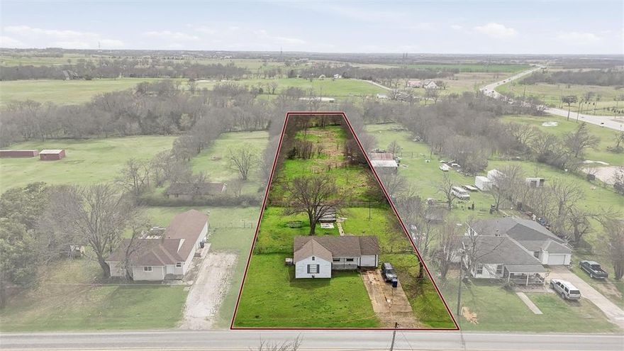 Over one acre of property located just off the intersection of FM 121 and Preston Rd. Previously used for residential purposes, it’s now zoned for commercial use by the city of Gunter. All utilities are in place and ready for whatever you can imagine.