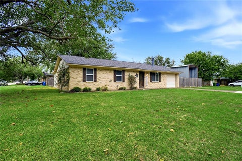 Photo of 803 S 1st Street, Sanger, TX 76266 (MLS # 21401526)