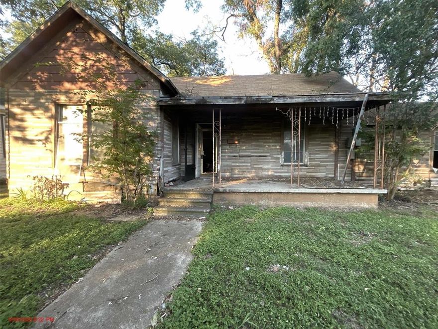 ***Seen Better Days Special*** Prime investment opportunity! This property offers exceptional upside for fix-and-flip, BRRRR, or long-term buy-and-hold investors looking to tap into Waco’s thriving student rental market. 
Located near campus, this home sits in a high-demand area where rental need stays consistently strong due to proximity to McLane Stadium, academic buildings, athletic facilities, and popular student amenities. Ideal layout for modernization or reconfiguration to maximize bedrooms and rental income. 
Strong bones, solid lot, and excellent access to shopping, restaurants, downtown Waco, and major corridors. Perfect for investors seeking steady rental demand, high occupancy potential, and a proven value-add opportunity close to one of Texas’s most reliable campus housing markets. 
Bring your vision and your strong back, this flip is not for the faint of heart.