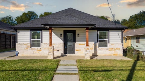 Photo of 703 N Dwight Avenue, Dallas, TX 75211 (MLS # 21407171)