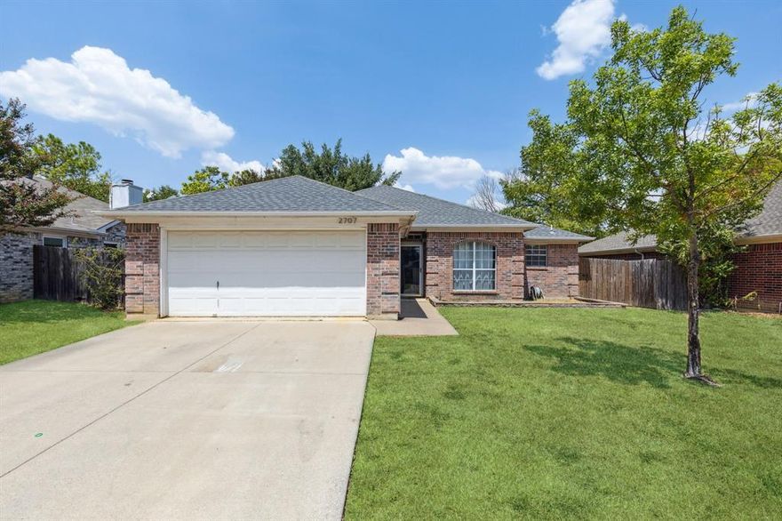 Welcome to your next home! A stunning one-story brick retreat in Arlington, perfectly situated in Mansfield ISD with easy access to Hwy 287, shopping, parks, and top-rated schools. This inviting 3-bedroom, 2-bath beauty offers two spacious living areas, two dining spaces, and a 2-car garage — ideal for entertaining or everyday comfort.
Enjoy a bright, open floor plan featuring a warm family room with a cozy wood-burning fireplace and a kitchen complete with granite countertops, stainless steel appliances, and plenty of cabinet space. The primary suite includes a relaxing garden tub, separate shower, dual vanities, and a generous walk-in closet.
Step outside to your private backyard oasis with mature trees, dual side gates, and a covered patio — perfect for quiet evenings or weekend gatherings.
With its charm, space, and prime location, this home won’t last long — come see it before it’s gone!