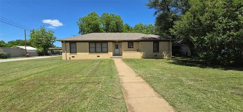 Photo of 932 W Live Oak Street, Jacksboro, TX 76458 (MLS # 21257971)