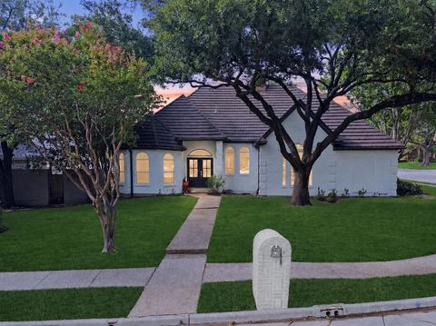 Photo of 2001 Crockett Court, Irving, TX 75038 (MLS # 21333838)