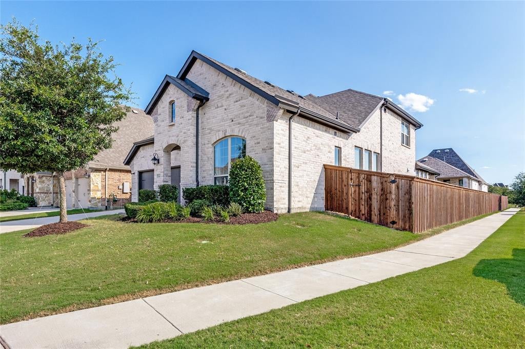 1661 Everitt Trail