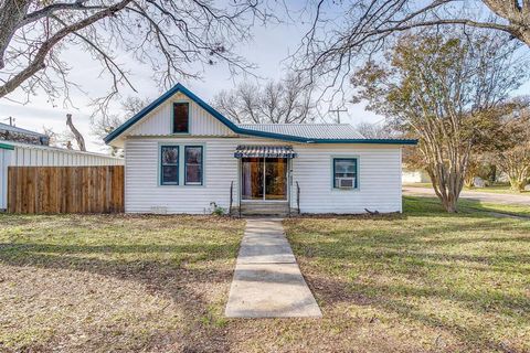 Photo of 206 Bateman, Meridian, TX 76665 (MLS # 21127266)