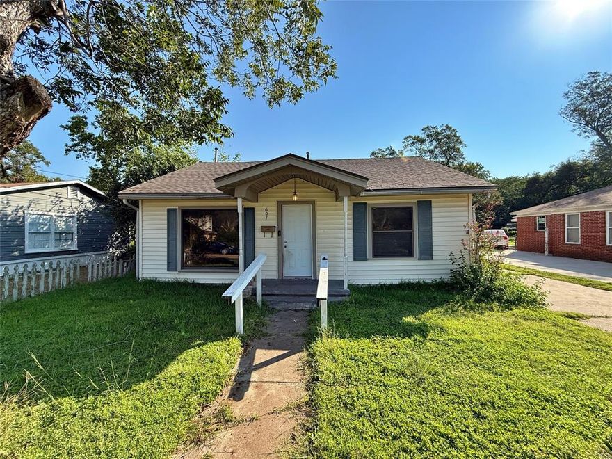 Just what you’ve been waiting for! This beautifully renovated 2-bedroom, 1-bath home has been freshly painted and is completely move-in ready in La Vega ISD. Perfect for first-time buyers or investors looking to expand their portfolio, this home offers comfort and convenience in one. Ideally located right off Bellmead Dr, you’ll be within walking distance to H-E-B and just minutes from everything you need. Don’t miss your chance, schedule your showing today!