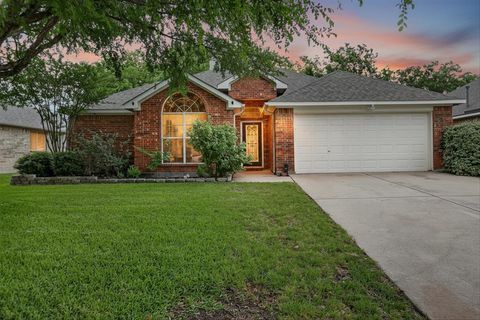 Photo of 924 Chestnut Lane, Saginaw, TX 76179 (MLS # 21230706)