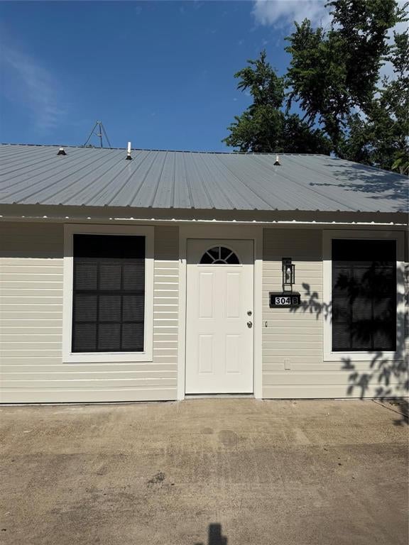 Photo 1 of 11 — 304 E Hickory Street B, Kaufman, TX 75142