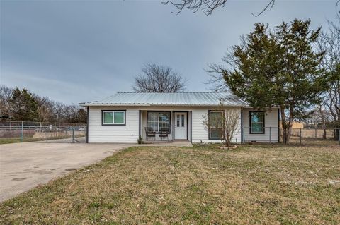 Photo of 1326 Johns Avenue, Lancaster, TX 75134 (MLS # 21179589)